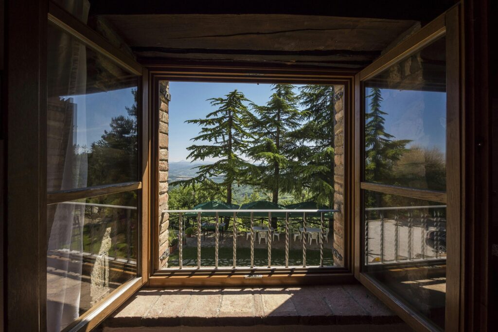 Warum entstehen Wasserflecken auf meinen Holzfensterrahmen nach Regen?